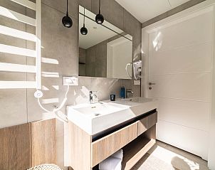 Badkamer in Vrijstaande woning in Sellingen met dubbele wastafel en moderne afwerking in Groningen.