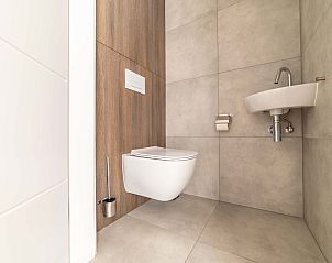 Stijlvolle badkamer in Vrijstaande woning in Sellingen met inloopdouche in Groningen.