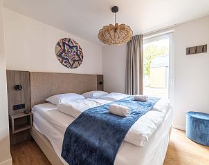 Slaapkamer in Vrijstaande woning in Sellingen met blauwe accenten en uitzicht in Groningen.