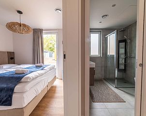 Badkamer en slaapkamer in Vrijstaande woning in Sellingen met luxe voorzieningen in Groningen.