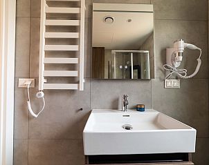 Badkamer in Vrijstaande woning in Sellingen met strakke wastafel en spiegel in Groningen.