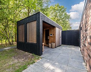 Buitenruimte van Vrijstaande woning in Sellingen met houten sauna in Groningen.