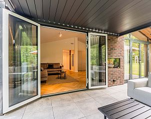 Binnenruimte van vakantiehuis in Sellingen, Zuidoost Groningen met comfortabele zithoek.