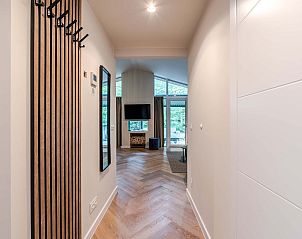 Entree van Vrijstaande woning in Sellingen, Groningen met stijlvolle gang.