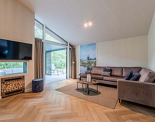 Gezellige woonkamer in vakantiehuis Sellingen, met uitzicht op natuur in Groningen.