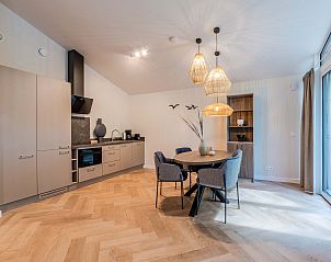 Keuken en eetruimte in vakantiehuis Sellingen, Groningen met moderne voorzieningen.