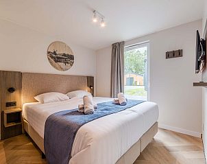 Slaapkamer in vakantiehuis Sellingen, Groningen met comfortabel tweepersoonsbed.