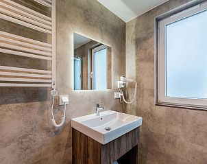 Stijlvolle badkamer in Vrijstaande woning in Sellingen, Zuidoost Groningen met wastafel en spiegel.