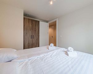 Ruime slaapkamer in vakantiehuis Sellingen, Groningen met veel lichtinval.