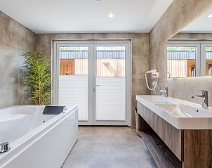 Luxe badkamer met ligbad in Vrijstaande woning in Sellingen, Zuidoost Groningen.