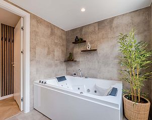 Moderne badkamer met jacuzzi in vakantiehuis Sellingen, Groningen voor ultiem comfort.