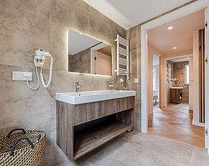 Badkamer met dubbele wastafel in Vrijstaande woning in Sellingen, Zuidoost Groningen.