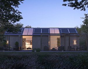 Vakantiehuis in Sellingen met uitzicht op de natuur bij schemering in Zuidoost Groningen, Groningen.