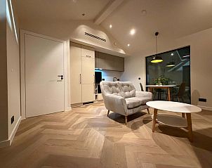 Moderne keuken en zithoek in vrijstaande woning in Sellingen, Zuidoost Groningen, Groningen.