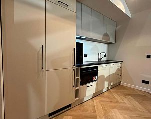 Stijlvolle slaapkamer in vakantiehuis in Sellingen met natuurlijk licht in Zuidoost Groningen, Groningen.