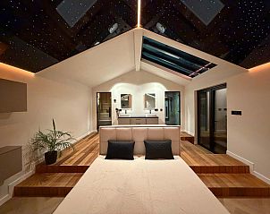 Luxe slaapkamer met ensuite badkamer in vrijstaande woning in Sellingen, Zuidoost Groningen, Groningen.