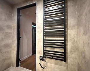 Moderne badkamer met groene accenten in vakantiehuis in Sellingen, Zuidoost Groningen, Groningen.