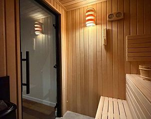 Luxe sauna met houten interieur in vakantiehuis in Sellingen, Zuidoost Groningen, Groningen.