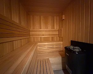 Stijlvolle badkamer met toilet in vrijstaande woning in Sellingen, Zuidoost Groningen, Groningen.