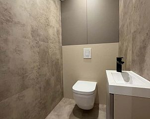 Moderne badkamer met toilet in vakantiehuis in Sellingen, Zuidoost Groningen, Groningen.