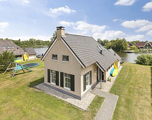 Vakantiehuis Lieskehuis Wellness de Luxe 10+2 in Vlagtwedde, charmant exterieur met speeltuin en ruime tuin in Groningen.