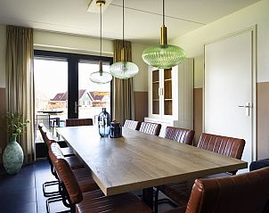 Eetkamer met grote tafel in Vakantiehuis Lieskehuis Wellness de Luxe 10+2, Vlagtwedde, perfect voor gezinsmaaltijden in Groningen.