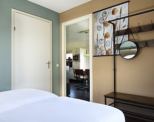 Slaapkamer met toegang tot eetkamer in Vakantiehuis Lieskehuis Wellness de Luxe 10+2, Vlagtwedde, Groningen, comfortabel en stijlvol.