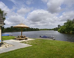 Uitzicht op het meer vanaf Vakantiehuis Lieskehuis Wellness de Luxe 10+2, Vlagtwedde, serene omgeving in Zuidoost Groningen.