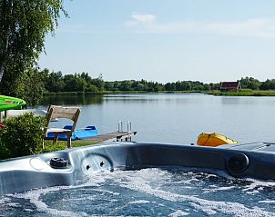 Bubbelbad met panoramisch uitzicht bij Vakantiehuis Lieskehuis Wellness de Luxe 10+2, Vlagtwedde, voor een ontspannende ervaring.