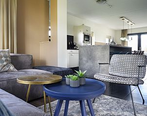 Open woonkamer en keuken in Vakantiehuis Lieskehuis Wellness de Luxe 10+2, Vlagtwedde, met moderne inrichting en veel licht.