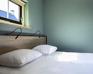 Slaapkamer met natuurlijk licht in Vakantiehuis Lieskehuis Wellness de Luxe 10+2, Vlagtwedde, Groningen, comfortabel en uitnodigend.
