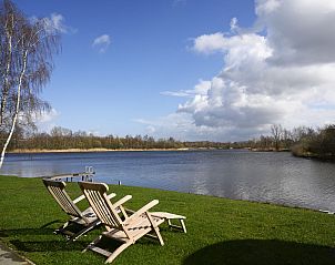 Adembenemend uitzicht op het meer bij Vakantiehuis Lieskehuis Wellness de Luxe 10+2, Vlagtwedde, perfect voor natuurliefhebbers.