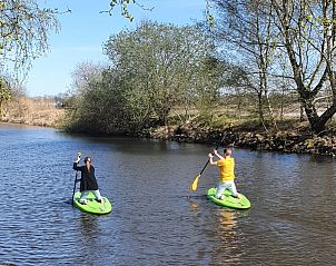 Paddleboarden op het water bij Vakantiehuis Lieskehuis Wellness de Luxe 10+2, Vlagtwedde, avontuurlijke activiteiten in Groningen.