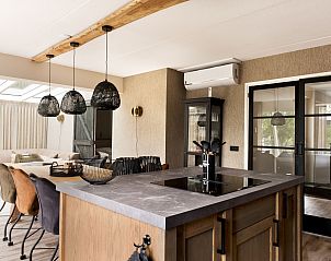 Moderne keuken in Vakantiehuis Metbroekhuis Wellness de Luxe, Vlagtwedde, met houten elementen en stijlvolle verlichting.