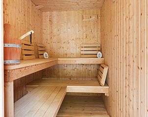 Gezellige sauna in Vakantiehuis Metbroekhuis Wellness de Luxe, Vlagtwedde, Groningen, voor ultieme ontspanning.