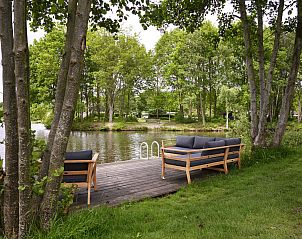 Priv steiger met zitgelegenheid bij Vakantiehuis Metbroekhuis Wellness de Luxe, Vlagtwedde, omgeven door groen.