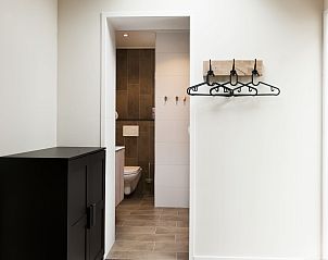 Badkamer met moderne voorzieningen in Vakantiehuis Metbroekhuis Wellness de Luxe, Vlagtwedde, Groningen.