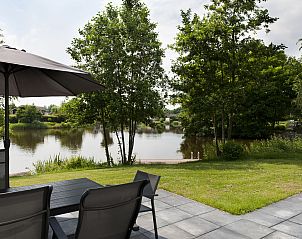 Terras met uitzicht op het meer bij Vakantiehuis Metbroekhuis Wellness de Luxe, Vlagtwedde, Groningen.