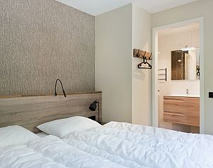 Slaapkamer met ensuite badkamer in Vakantiehuis Metbroekhuis Wellness de Luxe, Vlagtwedde, Groningen.