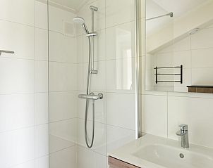Moderne douche in Vakantiehuis Metbroekhuis Wellness de Luxe, Vlagtwedde, met glazen wand en witte tegels.