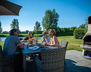 Gezellige barbecue op het terras van Vakantiehuis Metbroekhuis Wellness de Luxe, Vlagtwedde, met vrienden.