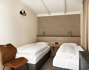 Tweede slaapkamer met comfortabele bedden in Vakantiehuis Metbroekhuis Wellness de Luxe, Vlagtwedde, Groningen.