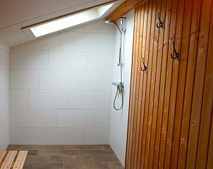 Moderne badkamer met houten accenten in Vakantiehuis Metbroekhuis Wellness de Luxe, Vlagtwedde.