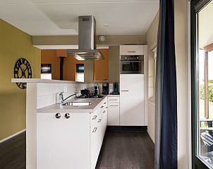 Moderne keuken in Vakantiehuis Heerd Wellness de Luxe, Vlagtwedde, met alle benodigde apparatuur.