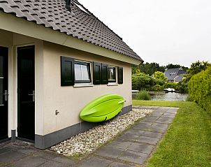 Kajak opgehangen aan de muur van Vakantiehuis Heerd Wellness de Luxe, Vlagtwedde, nabij het water.