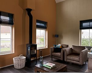 Stijlvolle woonkamer met open haard in Vakantiehuis Heerd Wellness de Luxe, Vlagtwedde, Groningen.