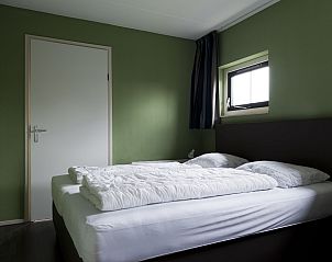 Comfortabele slaapkamer in Vakantiehuis Heerd Wellness de Luxe, Vlagtwedde, Groningen, met natuurlijk licht.