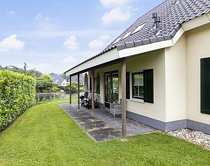 Veranda van Vakantiehuis Heerd Wellness de Luxe, Vlagtwedde, met uitzicht op de tuin en het water.