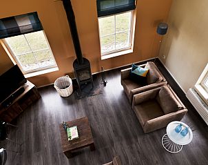 Bovenaanzicht van de woonkamer in Vakantiehuis Heerd Wellness de Luxe, Vlagtwedde, met moderne inrichting.