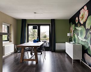 Eetkamer in Vakantiehuis Heerd Wellness de Luxe, Vlagtwedde, met grote tafel en uitzicht op de tuin.